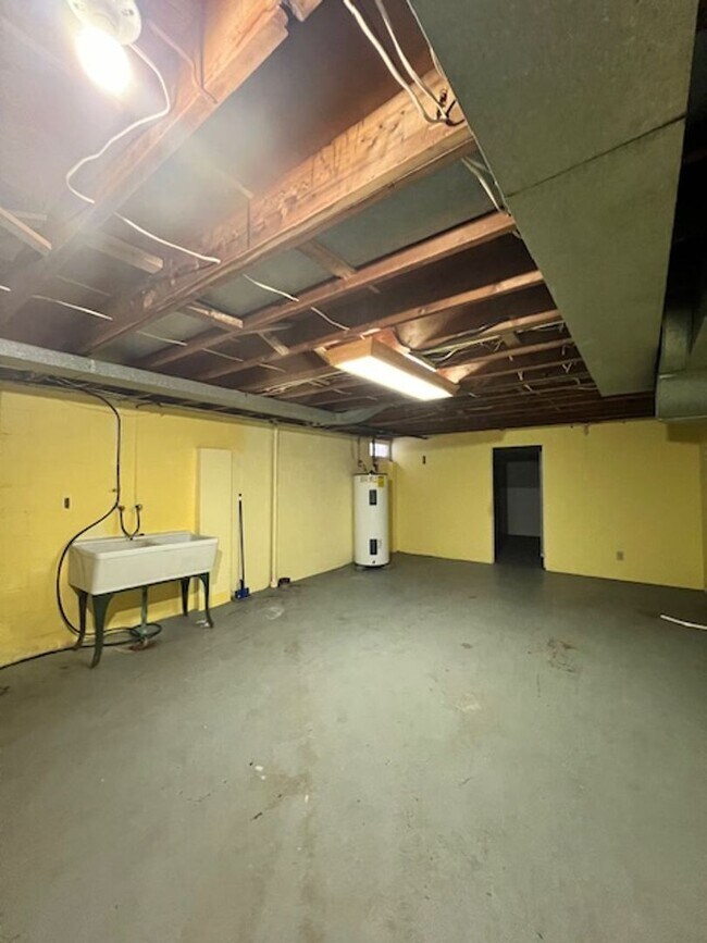 Building Photo - Two bedroom home for rent - Country living...