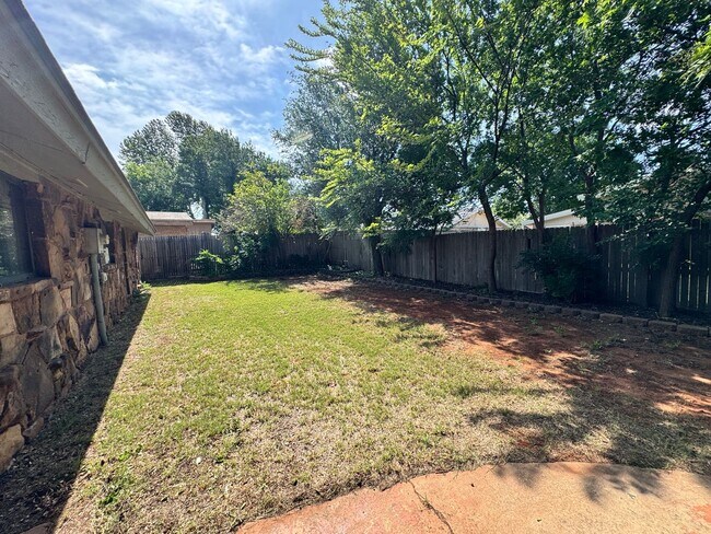 Building Photo - Charming and spacious with thoughtful updates! This 3 bed 2 bath feels new and trendy, schedule y...