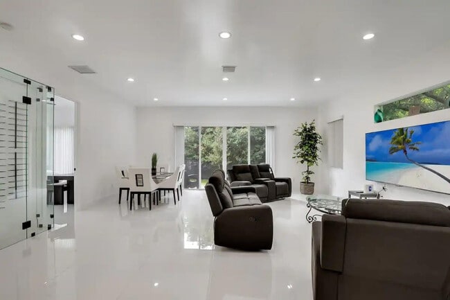 Building Photo - 2962 NW 10th Ct