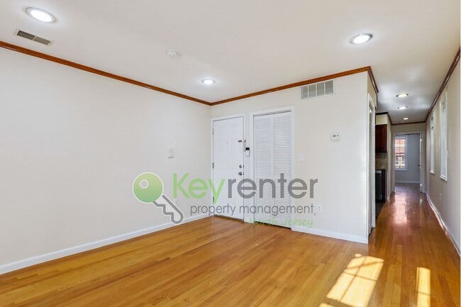 Building Photo - $500 Off First Month! 2BR in The Heights w...