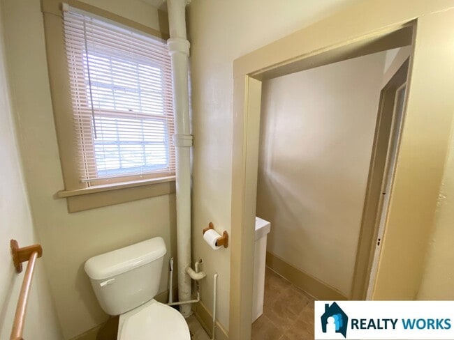 Building Photo - Adorable 2 bed 2 bath house!