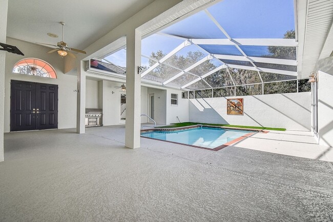 Building Photo - Beautiful 4/3/3 on a private 1 acre lot.