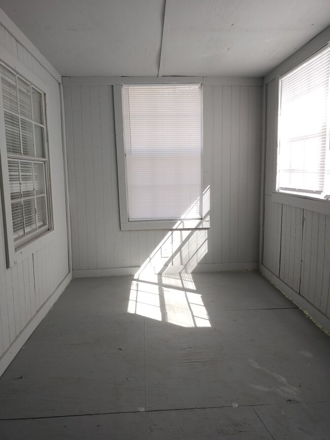 Building Photo - 3/1 Single Family Home Available now! 32204