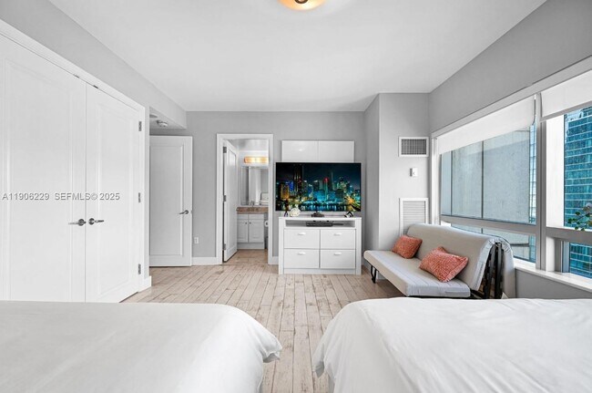 Building Photo - 1435 Brickell Ave