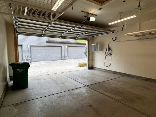 Building Photo - 6771 Larsh Dr