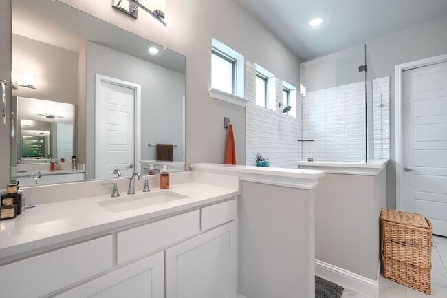 Building Photo - 2446 Bainbridge Dr