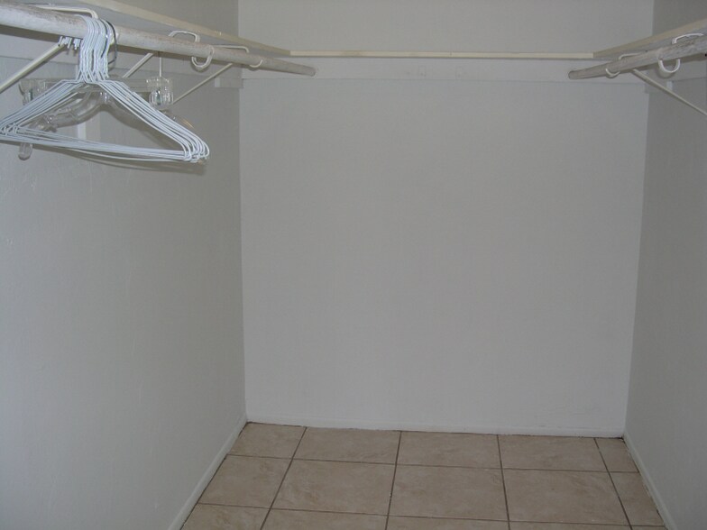 Building Photo - 13923 SW 90th Ave