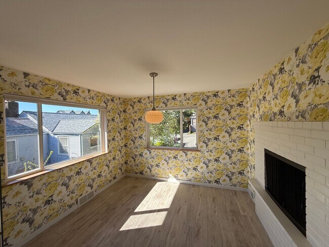 Building Photo - Stunning 4 Bed 4 Bath Home Steps from Golden Gardens in Ballard with MIL Suite