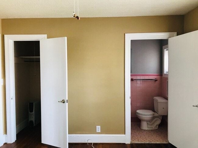 Building Photo - Rare Gem! Spacious and fantastic updated o...