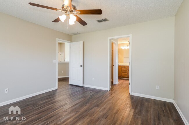 Building Photo - 2558 Glenfield Dr