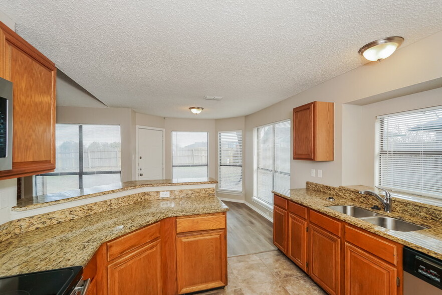 Building Photo - 1505 Glenwillow Dr