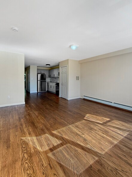 livingroom - 495 Maple St