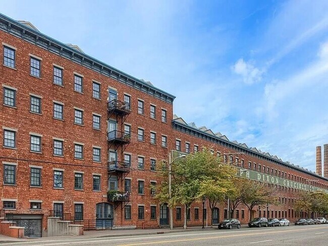 Building Photo - 227 Christopher Columbus Dr