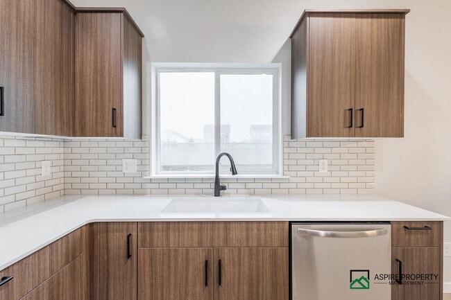 Building Photo - BRAND NEW 4 Bed 2.5 Bath Home