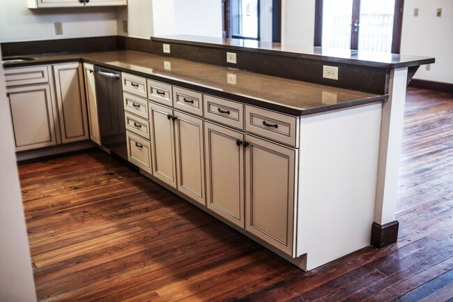 Kitchen with granite counter top - 124 E Main St