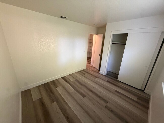 Building Photo - Beautiful 2 bedroom 1 bath Available today! Apply today!