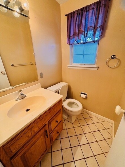 Powder room - 25 Willowick Dr