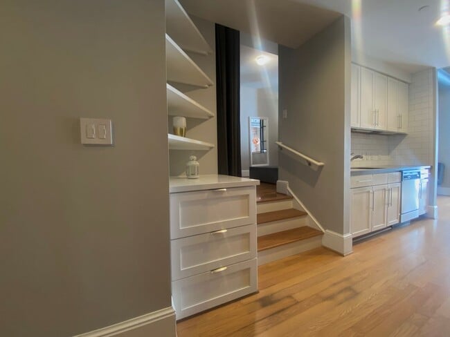 Building Photo - Open And Updated One Bedroom Apartment At ...