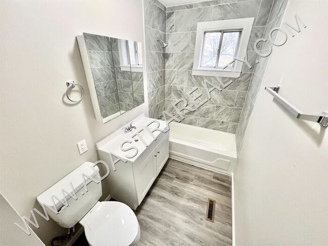 Building Photo - Beautiful 4 Bed Duplex in Independence-Ava...