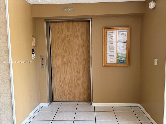 Building Photo - 491 Racquet Club Rd