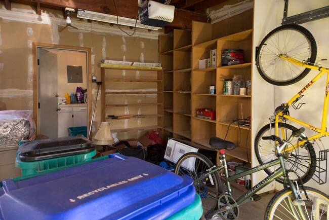 Building Photo - Students Welcome! 3 Bedroom Great Location!