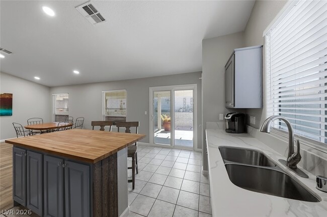 Building Photo - 833 Glitter Glen Ct