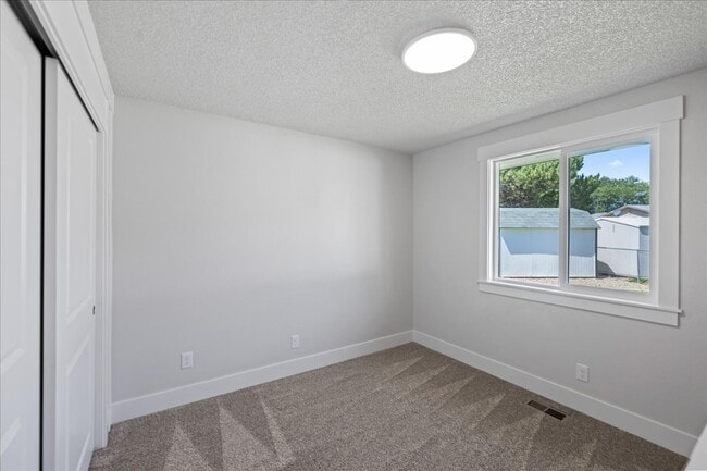 Building Photo - 1309 W Maple Ave
