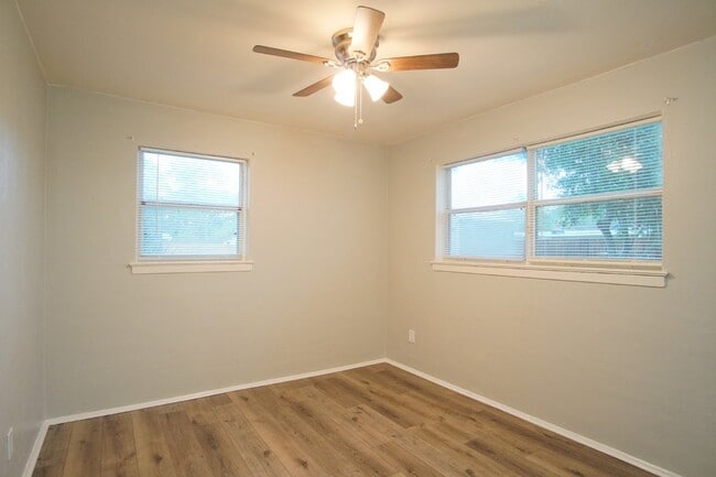 Building Photo - Well-Maintained 3BR/2BA Home with Fenced Y...