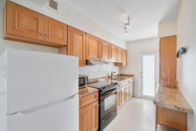 Building Photo - 1221 Hillsboro Mile