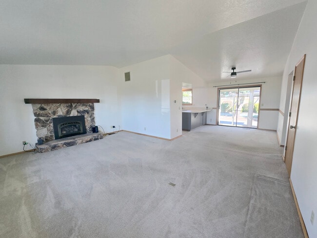 Building Photo - 164 N Harbor St