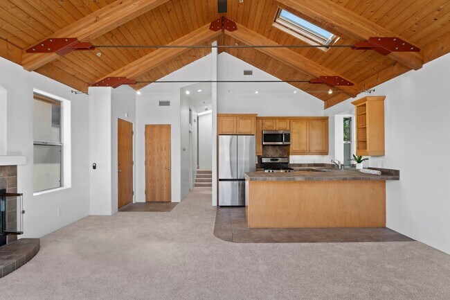 Building Photo - 631 3rd St