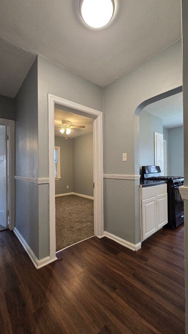 Building Photo - Renovated 3BR/1.5BA | 1,200 Sq Ft | Pet Friendly | Off-Street Parking | Available