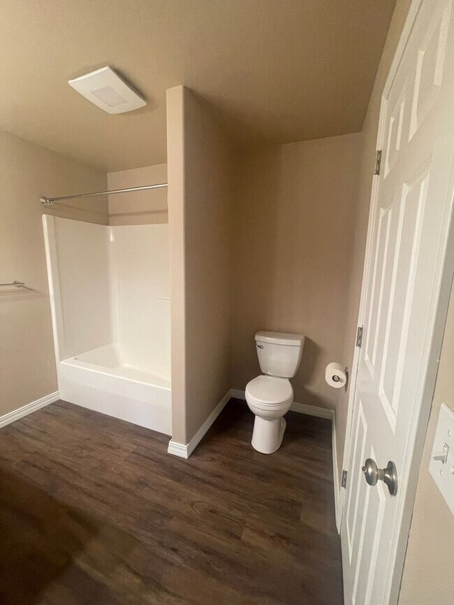 Building Photo - Freshly Remodeled 3 bed 2 Bath Townhome