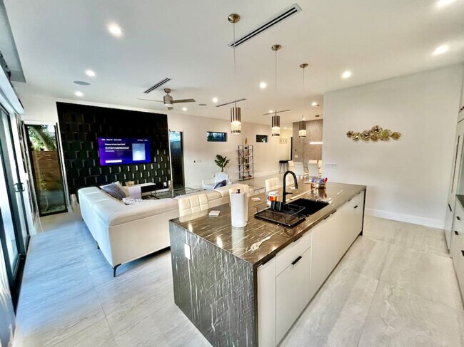 Building Photo - 648 NE 16th Terrace