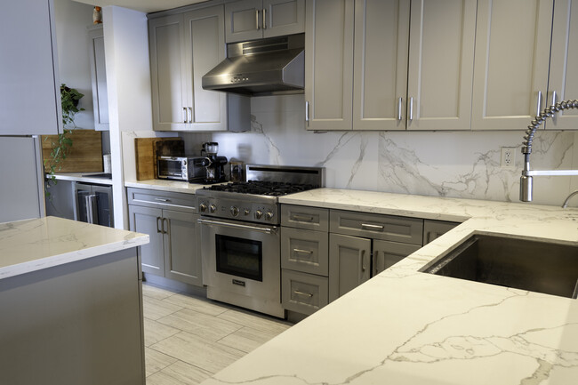 Building Photo - 425 E Ocean Blvd