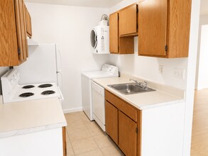 Building Photo - 2026 Move-In Special – $500 LEASE SIGNING BONUS!! Cozy 1-Bedroom Apartment with W/D & Parking in ...