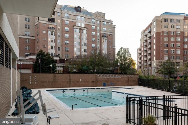 Building Photo - 3800 Fairfax Dr