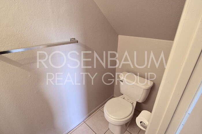 Building Photo - 410 E 9th Ave