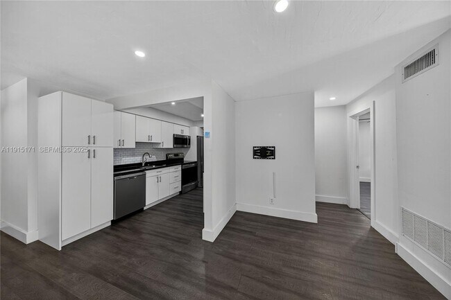 Building Photo - 924 NE 17th Terrace