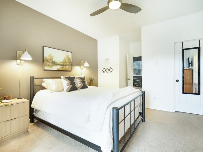 Building Photo - 190 E 7th Ave