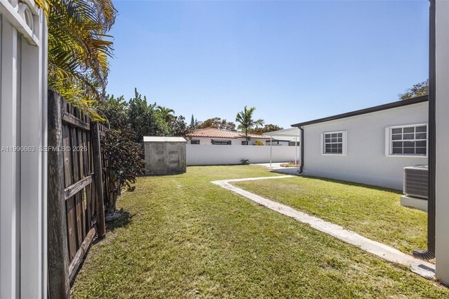 Building Photo - 3640 SW 13th St