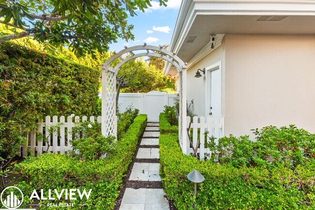 Building Photo - Stunning 3 Bedroom + Bonus Room 3.5 Bath A...