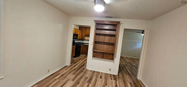 Building Photo - 521 W Inwood Dr