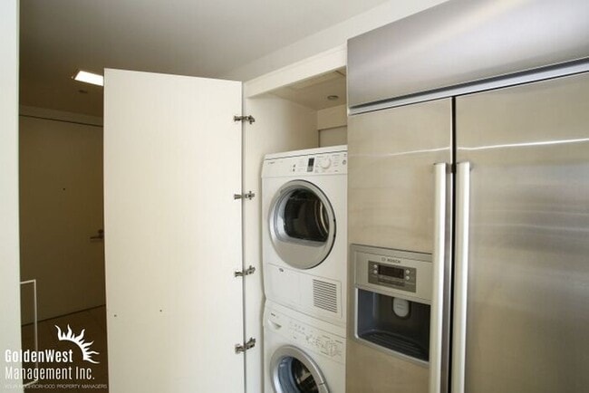 Building Photo - State of the Art Studio at Veer Towers in City Center!