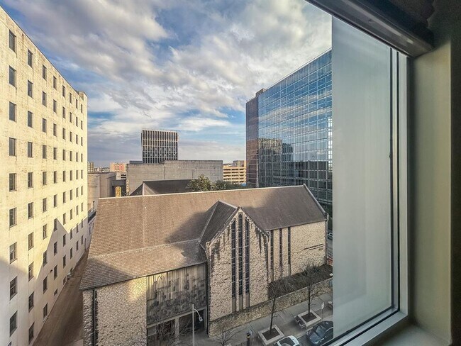 Building Photo - 800 Brazos St