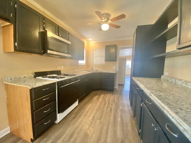 Building Photo - 4 Bed 2 Bath Home Now Available!