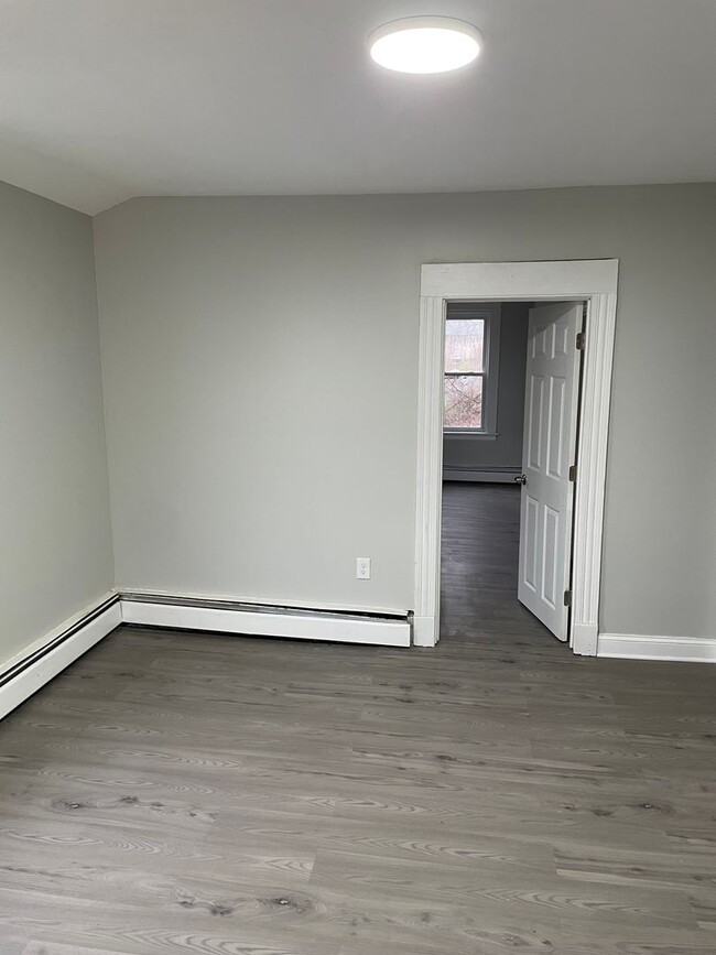 Building Photo - Fully renovated 6 bedroom single family house