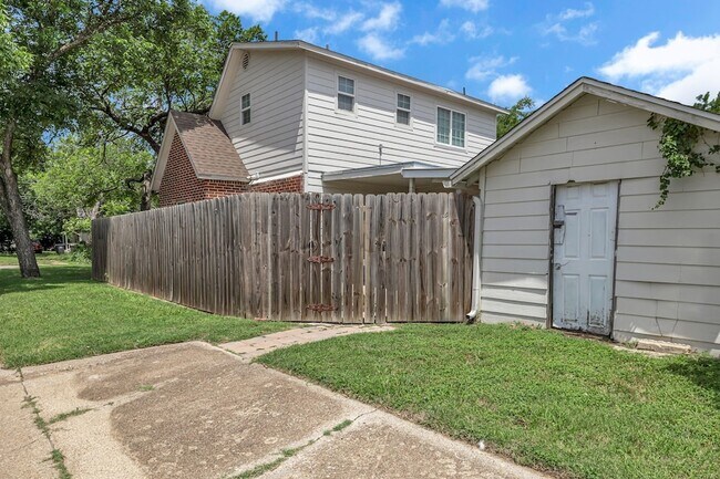 Building Photo - 401 Magnolia St