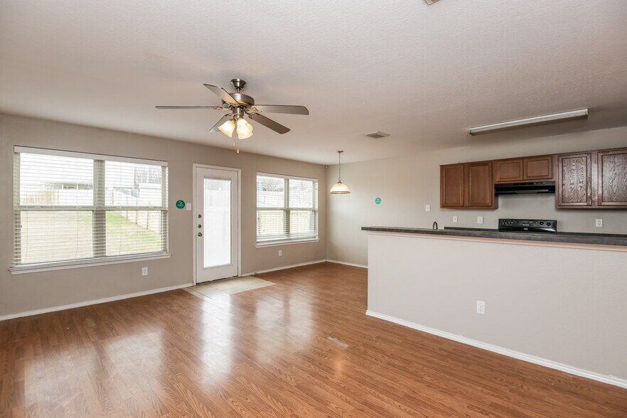 Building Photo - 815 Village Point Ln