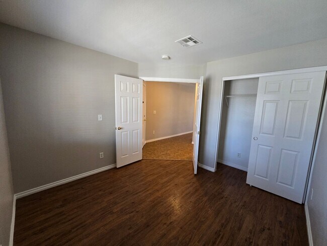 Building Photo - A Fabulous 4 Bedroom Home in N.Las Vegas 1 Bedroom Downstairs.